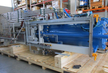 Untersuchen einer hochwertigen Maschinenanlage mit Leitungs- und Schlauchsystemen